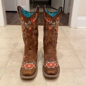 Corral Boats Steer Head with Flowers